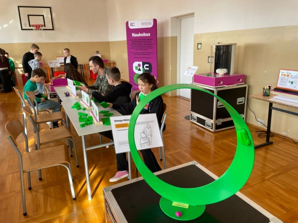 Niezwykła podr&oacute;ż do świata nauki w naszej szkole!